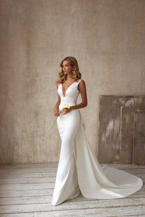 V-neck Sleeveless with Tail Wedding Dress